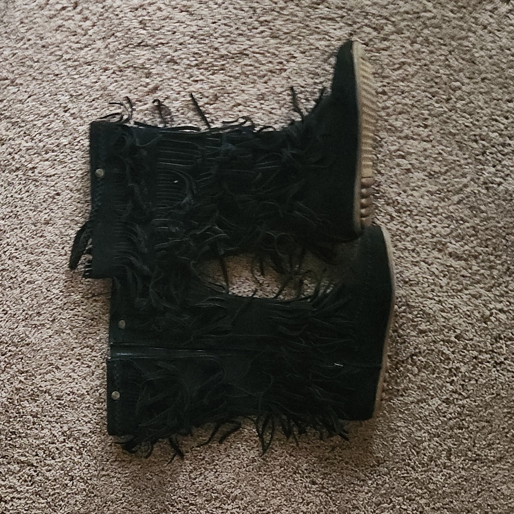 Black straped boots